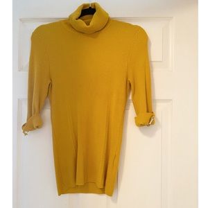 Quarter sleeve turtleneck